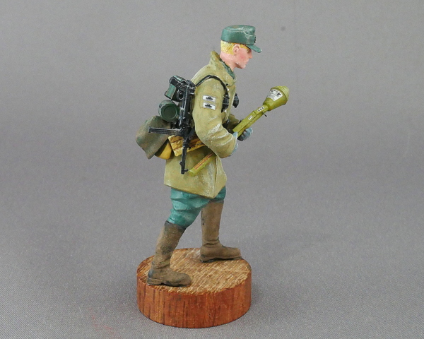 Dragon German soldier with a Panzerfaust