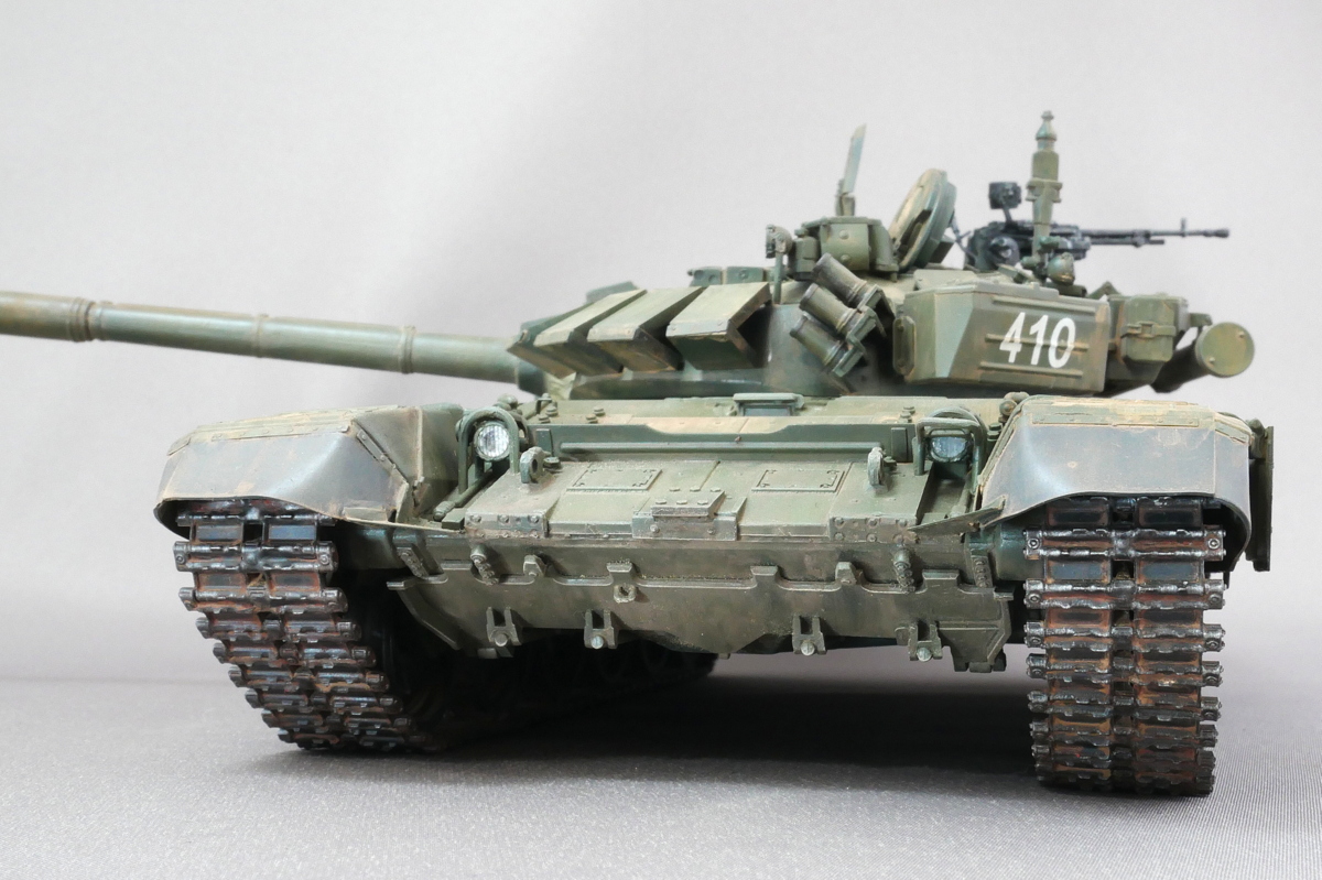 Trumpeter military model 1/35  T-72 main battle tank 