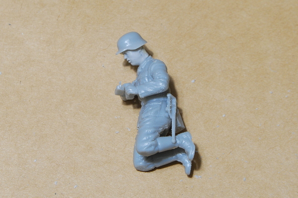 ドイツ軍衛生兵 ドラゴン 1/35 しゃがんで手当をしている衛生兵