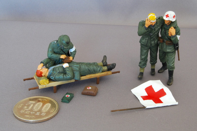 ドイツ軍衛生兵 ドラゴン 1/35 衛生兵は赤十字のマークを表示