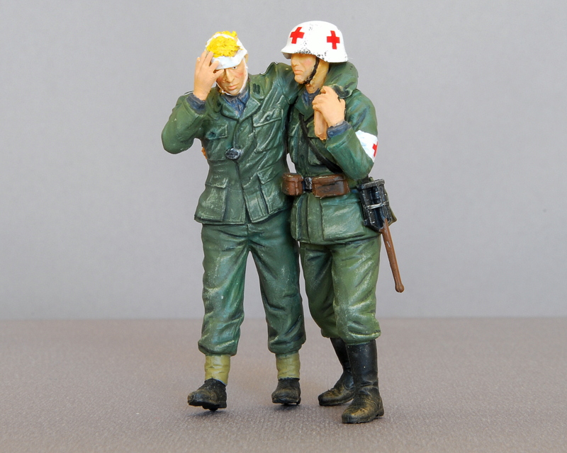 ドイツ軍衛生兵 ドラゴン 1/35 完成写真 頭部を負傷して包帯を巻いた兵士に肩を貸して歩く衛生兵