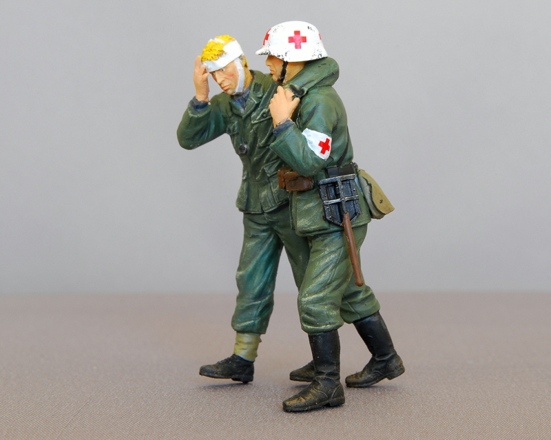 ドイツ軍衛生兵 ドラゴン 1/35 完成写真 衛生兵はヘルメットを白く塗装して前後左右に赤十字マーク