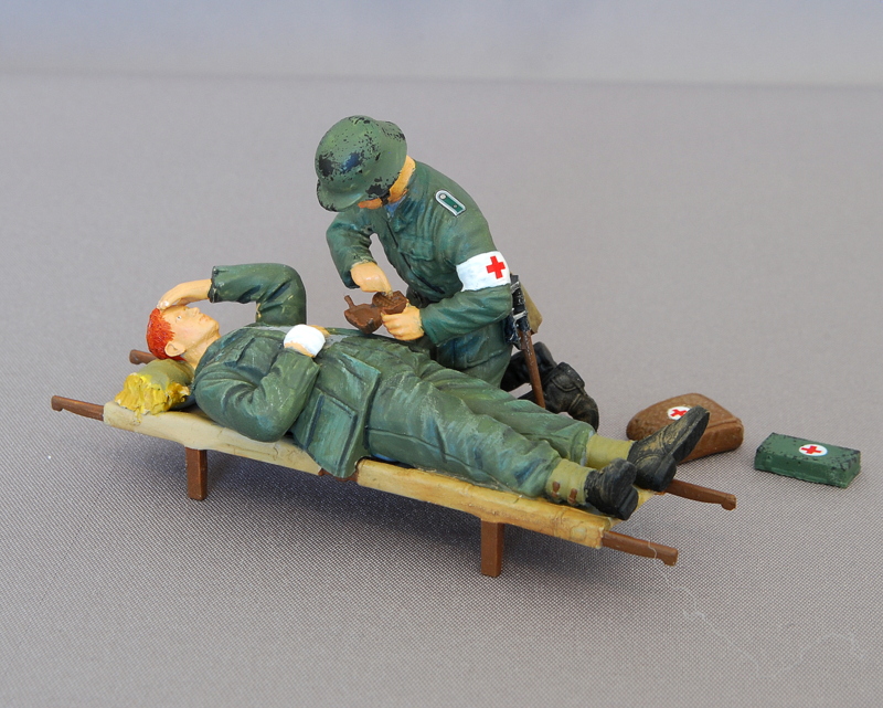 ドイツ軍衛生兵 ドラゴン 1/35 完成写真 担架に乗せられている負傷兵はズボンのベルトは無し