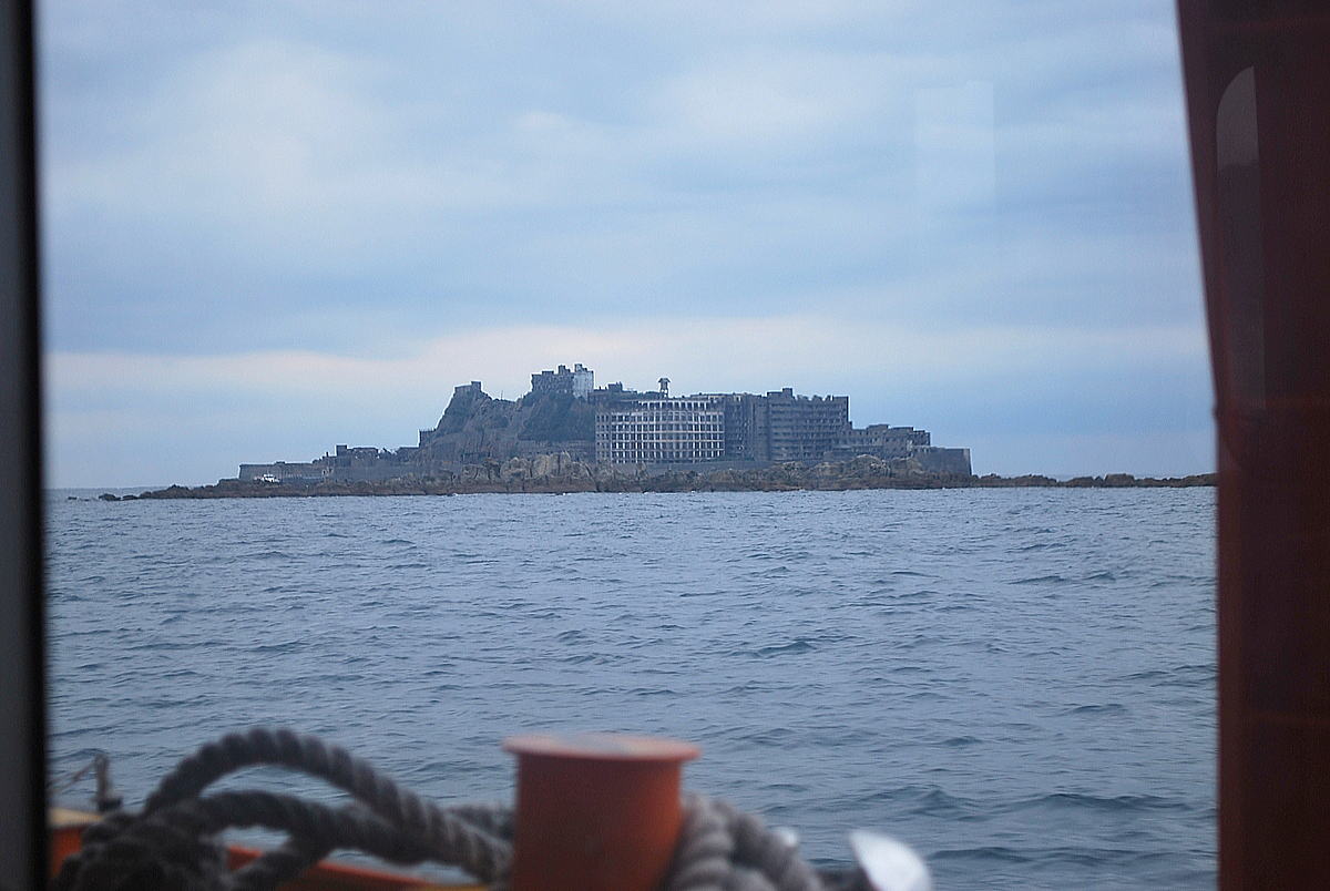 軍艦島は海底炭鉱の跡地で明治から昭和49年（1974年）まで採掘が続けられていました。