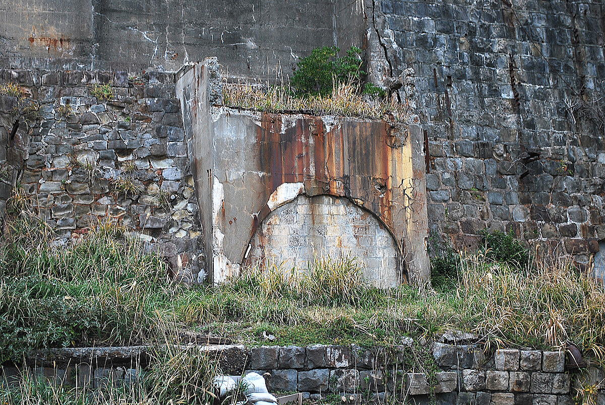 ボタ（捨て石）を島の反対側に捨てるベルトコンベアの入り口の跡。