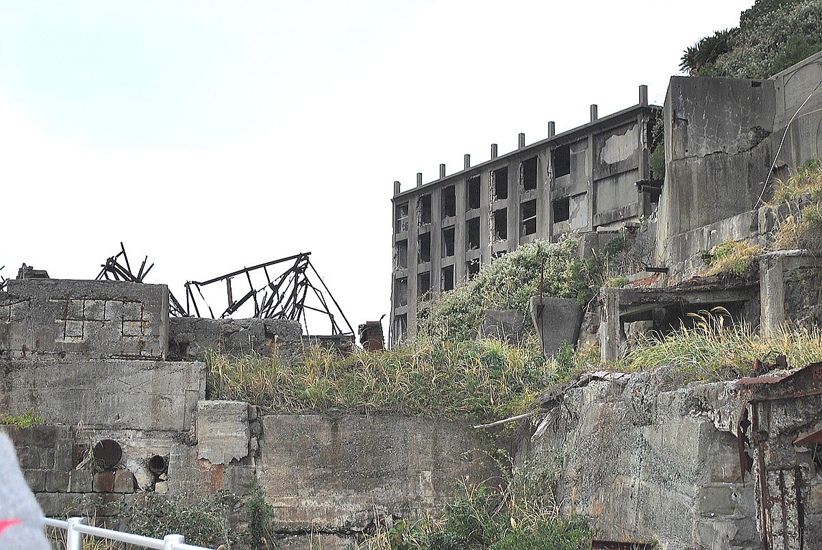 軍艦島のコンクリート建物群 廃墟ツアー