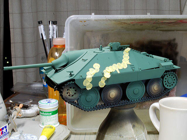ヘッツァー駆逐戦車 タミヤ 1/35 塗装 マスキングテープをパンチ穴空けで迷彩塗装