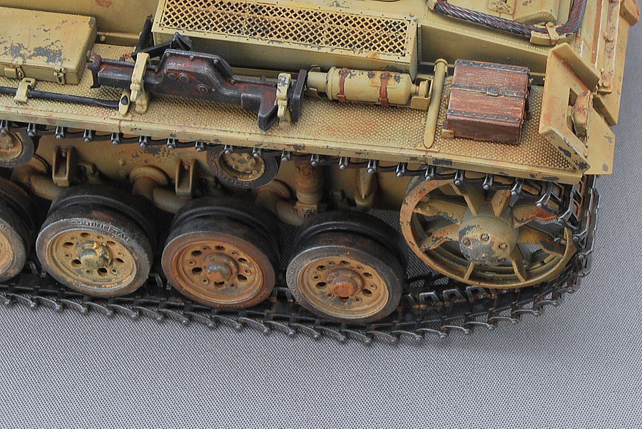 III号戦車H型 5cm砲 ドラゴンモデルズ 1/35 完成写真 木箱、というか茶色いのはジャッキ台