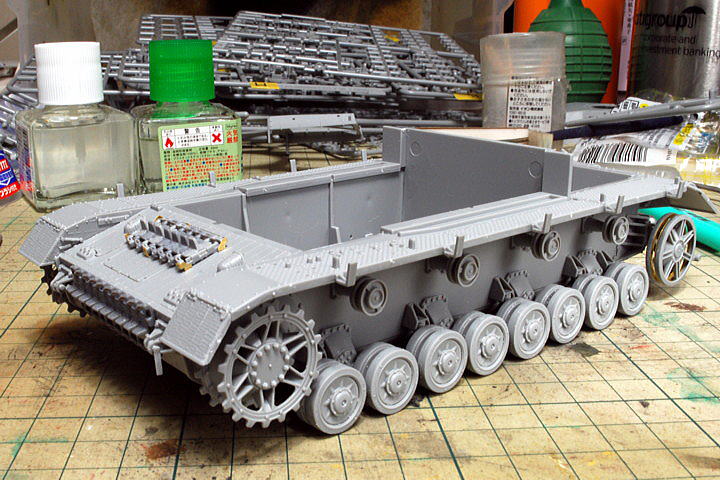IV号戦車H型 ドラゴン 1/35 車体下部の組立