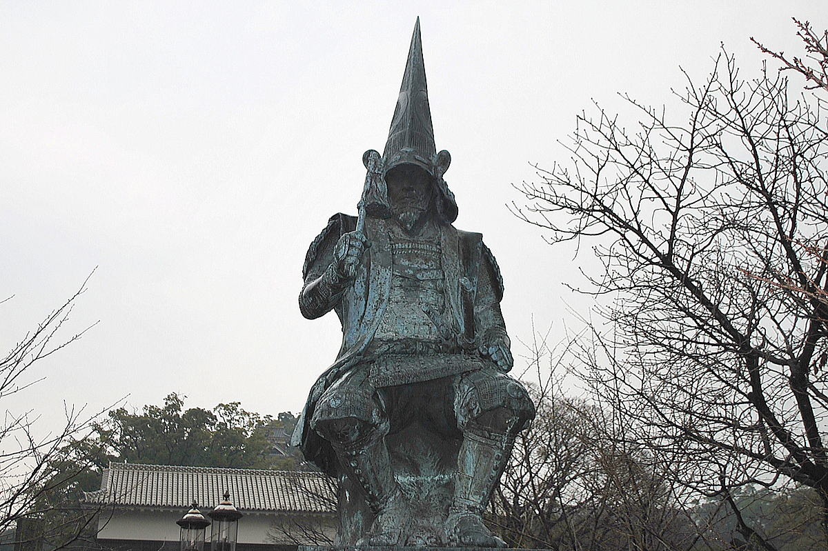 入り口には熊本城を築いた加藤清正の像があります。