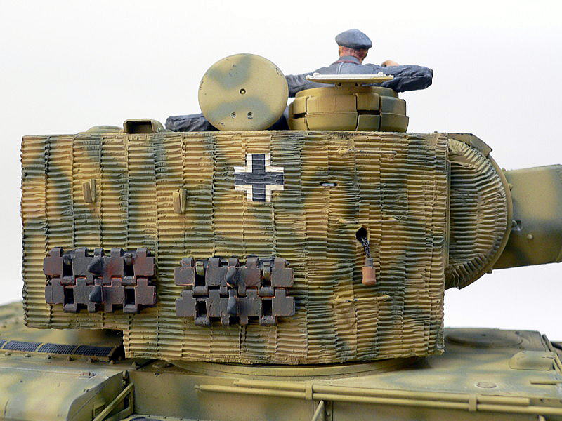 KV-2 鹵獲戦車 トランペッター 1/35 完成写真 クルスク戦のフェルディナンドを参考にダークイエローとダークグリーンの二色迷彩