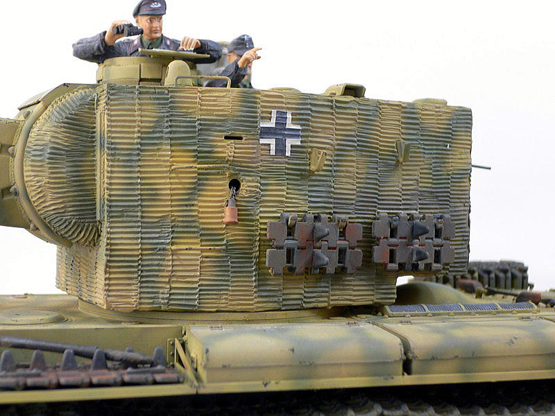 KV-2 鹵獲戦車 トランペッター 1/35 完成写真 巨大な砲塔は手動旋回