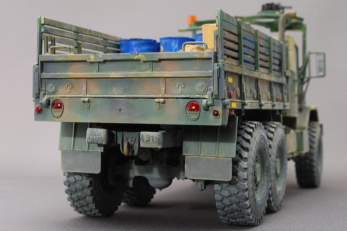 M923A1 ビッグフット 軍用貨物トラック イタレリ 1/35 完成写真 赤やオレンジのライト