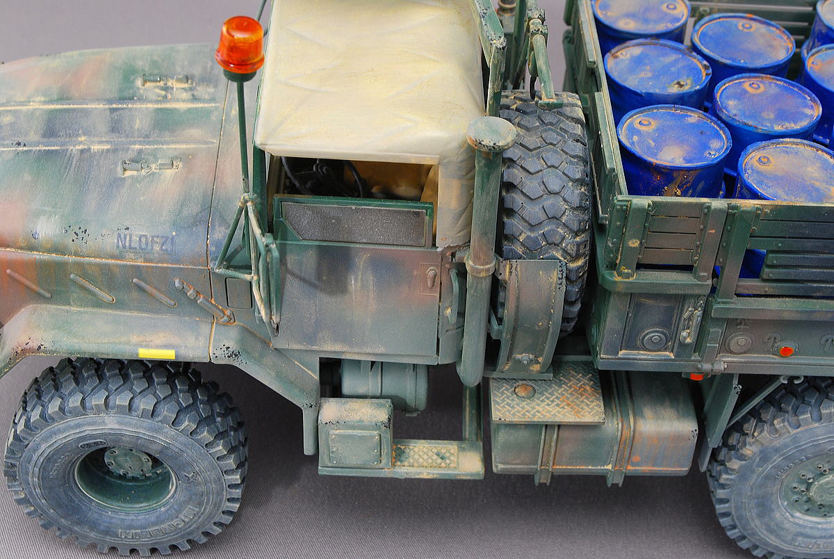 M923A1 ビッグフット 軍用貨物トラック イタレリ 1/35 完成写真 運転席側のドアは半分のサイズ
