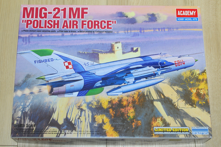 MiG-21MF アカデミー 1/48 箱絵 カルトグラフのスペシャルデカールやエッチングパーツが付属