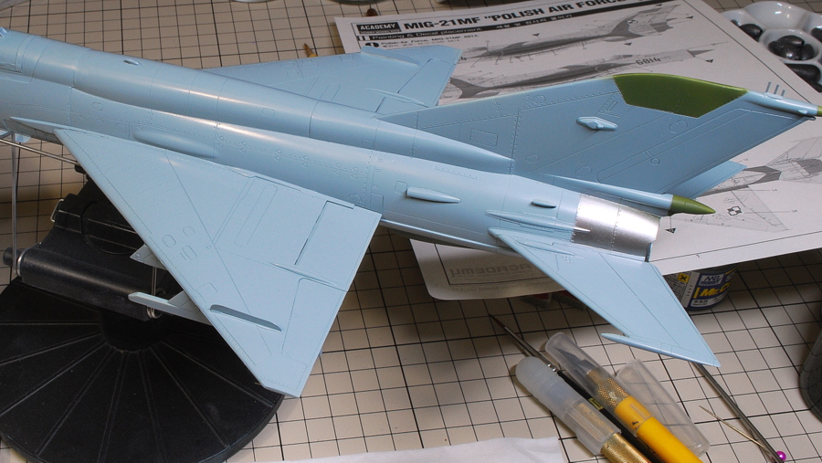 MiG-21MF アカデミー 1/48 機体の基本色はMr. Colorの73番エアクラフトグレー ポーランド空軍
