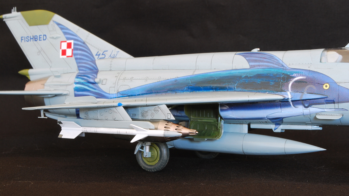 MiG-21MF アカデミー 1/48 完成写真 デカールが半分溶けてプラスチックと一体になりかけてる