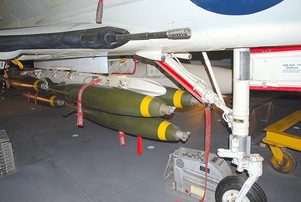 A-4C スカイホーク。爆弾や機銃やランディングギアです。