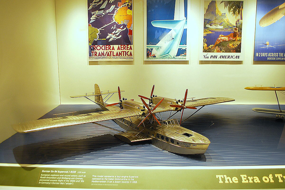 飛行艇など結構大型の模型もところどころ飾ってありました。