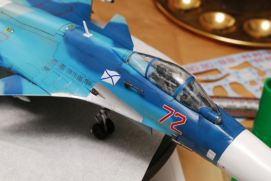 Su-33 フランカーD ハセガワ 1/72 キャノピーのマスキングを剥がしたらなぜか内側が曇っています