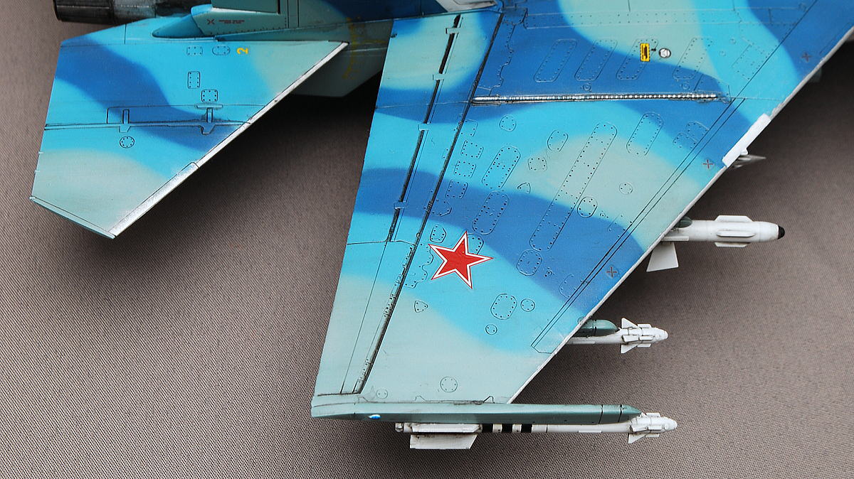 Su-33 フランカーD ハセガワ 1/72 完成写真 主翼の銀色の部分はドアの蝶番みたいに折れ曲がるところ