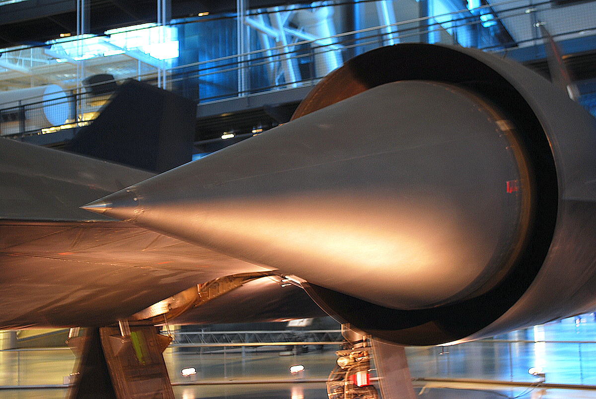 超音速高高度戦略偵察機 ロッキード SR-71A ブラックバードのエンジンアップ