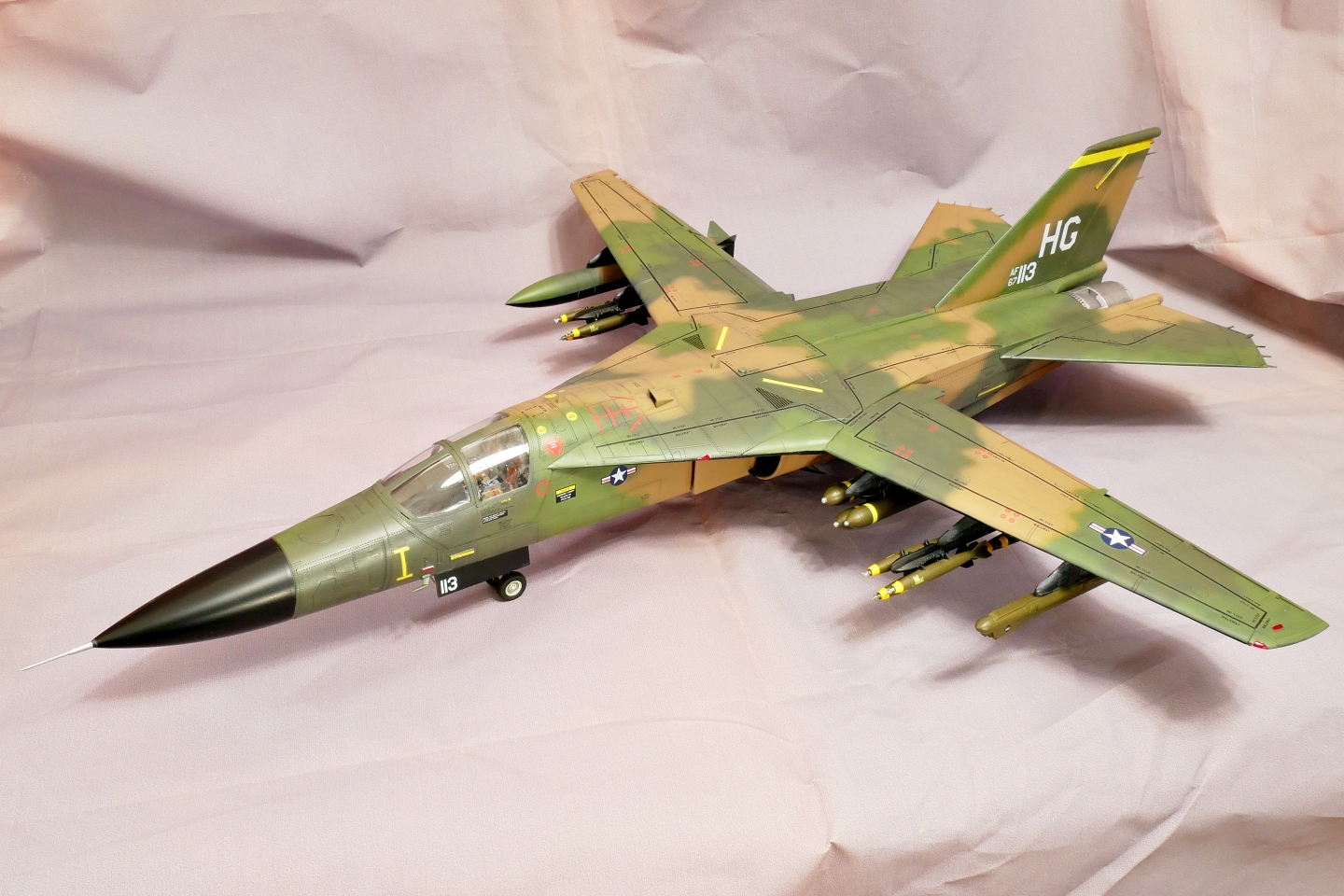 アメリカ空軍戦闘爆撃機 F-111A アードバーグ ホビーボス 1/48 プラモデル製作手順 組立と塗装 製作記 完成写真