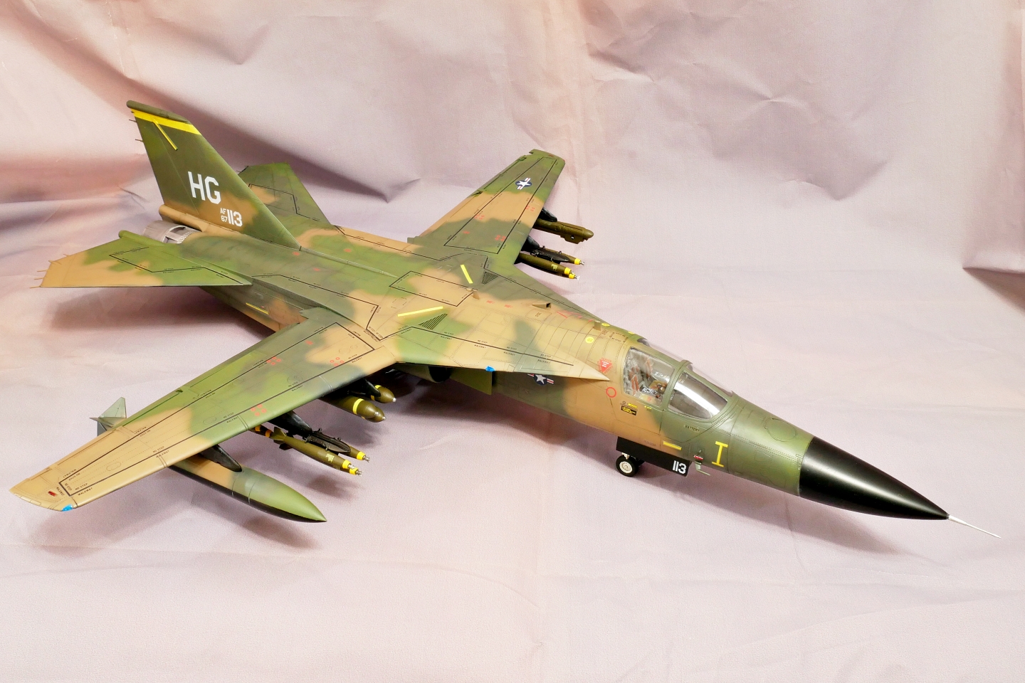 アメリカ空軍戦闘爆撃機 F-111A アードバーグ ホビーボス 1/48 プラモデル製作手順 組立と塗装 製作記 完成写真