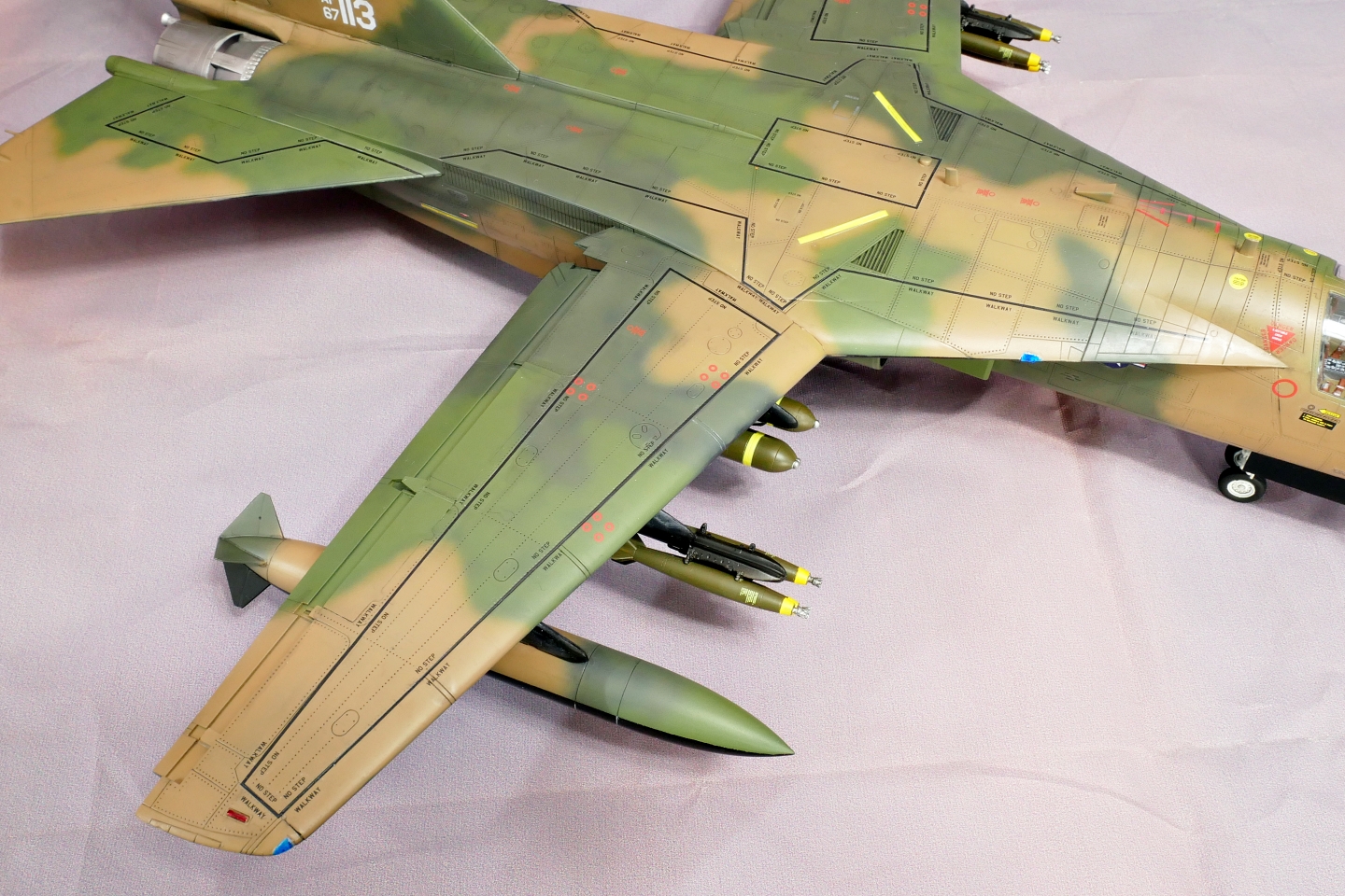 アメリカ空軍戦闘爆撃機 F-111A アードバーグ ホビーボス 1/48 プラモデル製作手順 組立と塗装 製作記 完成写真