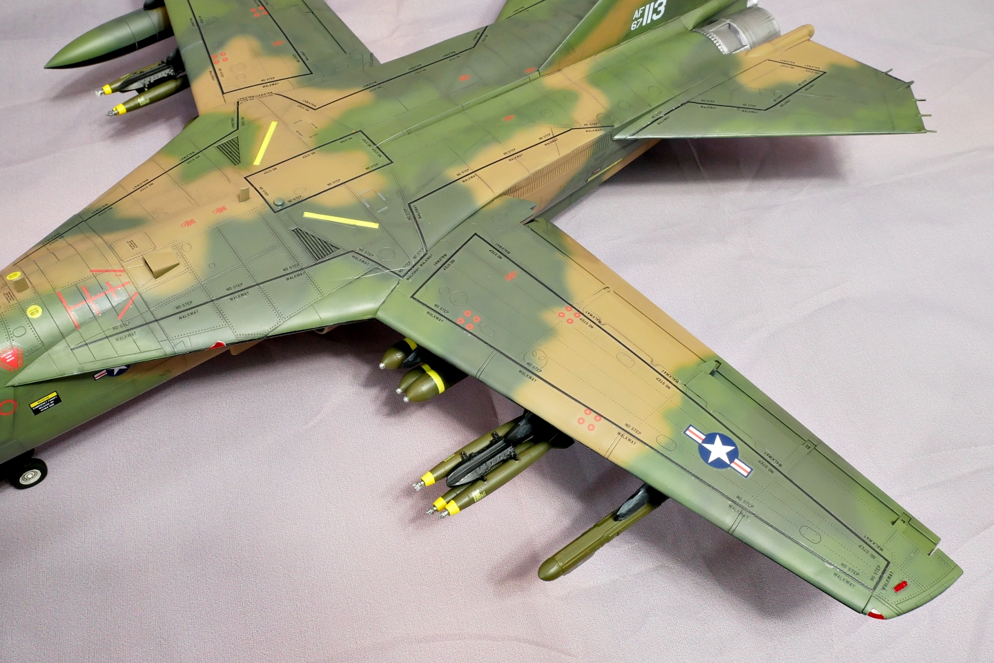 アメリカ空軍戦闘爆撃機 F-111A アードバーグ ホビーボス 1/48 プラモデル製作手順 組立と塗装 製作記 完成写真