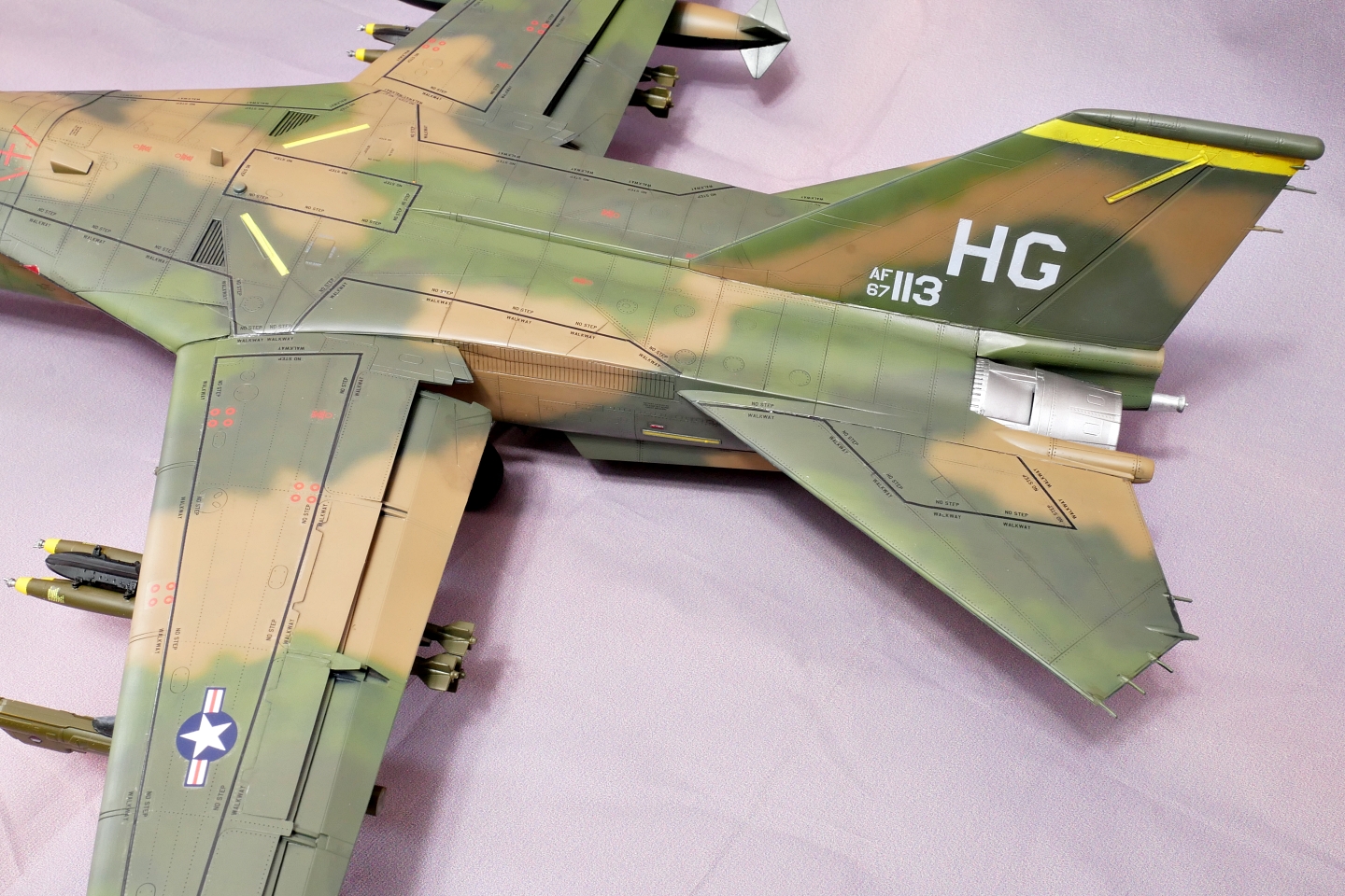 アメリカ空軍戦闘爆撃機 F-111A アードバーグ ホビーボス 1/48 プラモデル製作手順 組立と塗装 製作記 完成写真