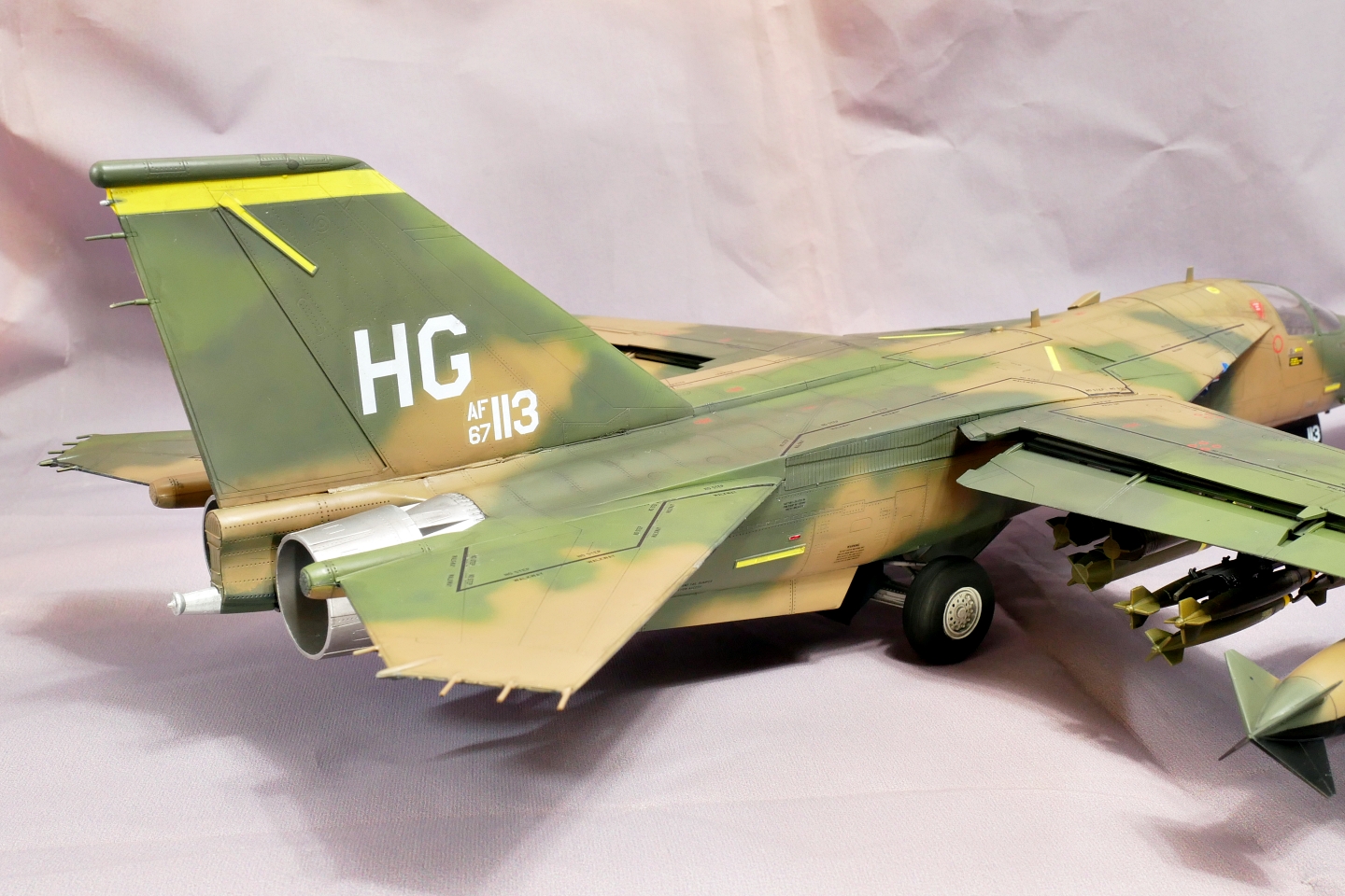 アメリカ空軍戦闘爆撃機 F-111A アードバーグ ホビーボス 1/48 プラモデル製作手順 組立と塗装 製作記 完成写真