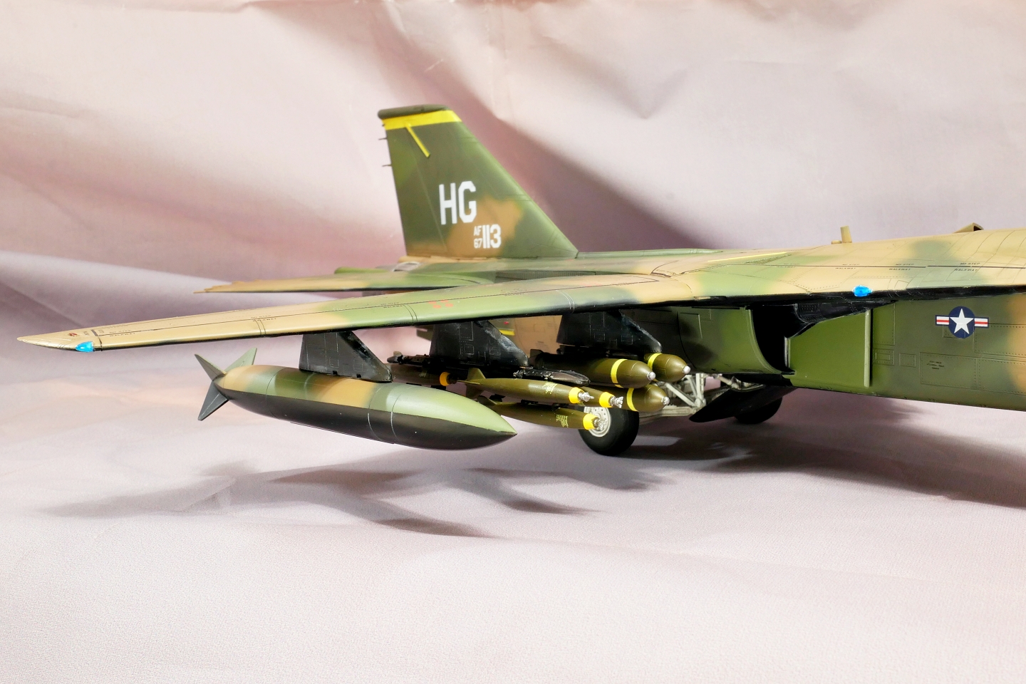 アメリカ空軍戦闘爆撃機 F-111A アードバーグ ホビーボス 1/48 プラモデル製作手順 組立と塗装 製作記 完成写真