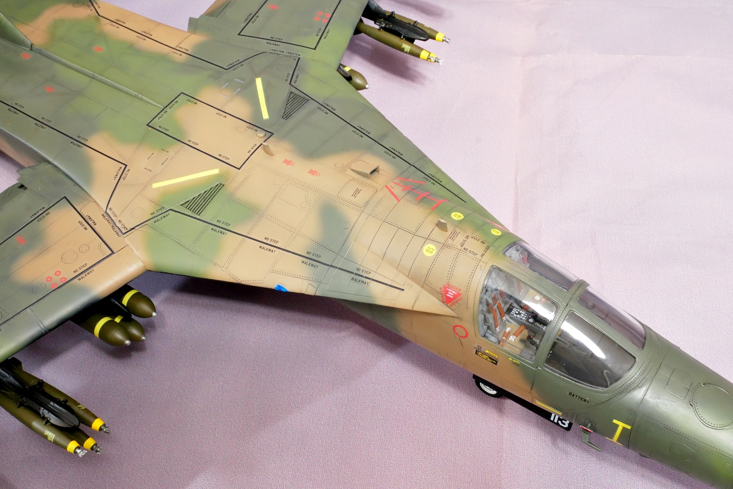 アメリカ空軍戦闘爆撃機 F-111A アードバーグ ホビーボス 1/48 プラモデル製作手順 組立と塗装 製作記 完成写真