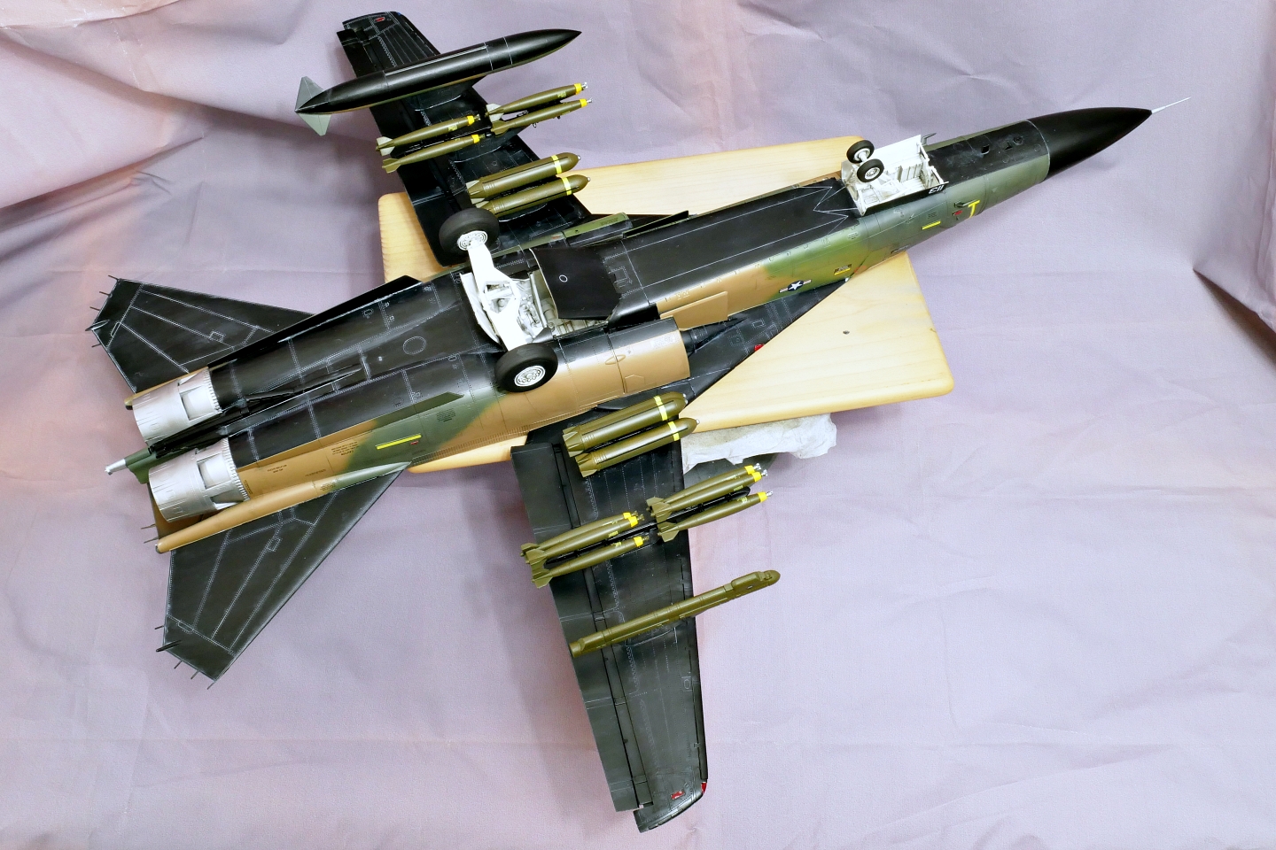 アメリカ空軍戦闘爆撃機 F-111A アードバーグ ホビーボス 1/48 プラモデル製作手順 組立と塗装 製作記 完成写真