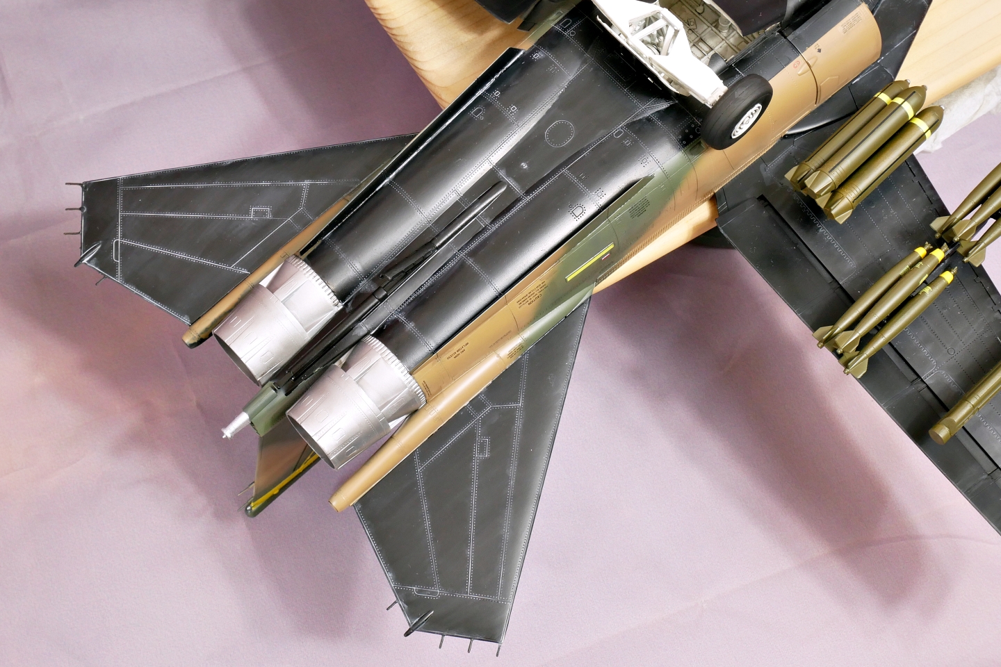 アメリカ空軍戦闘爆撃機 F-111A アードバーグ ホビーボス 1/48 プラモデル製作手順 組立と塗装 製作記 完成写真