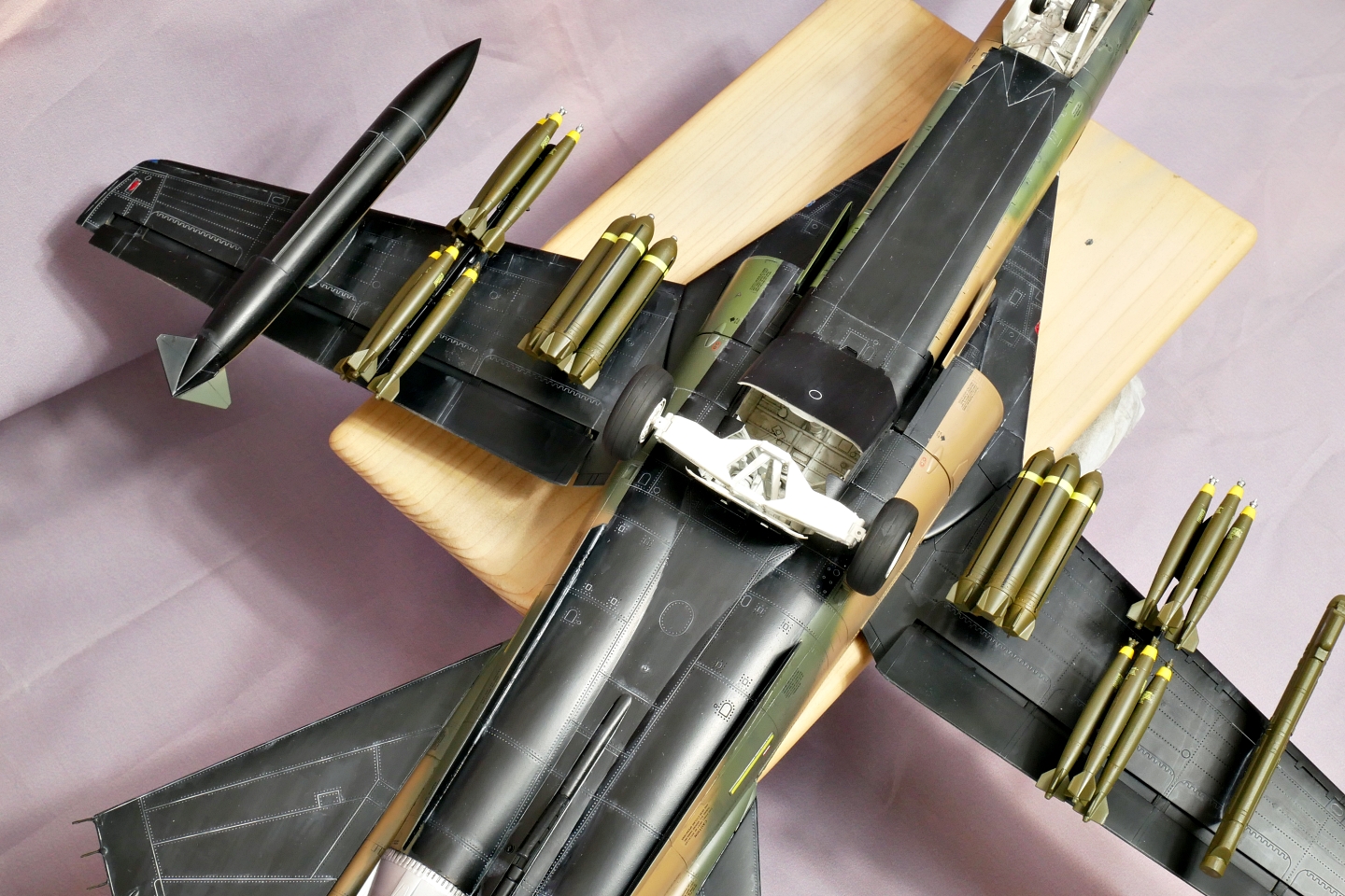 アメリカ空軍戦闘爆撃機 F-111A アードバーグ ホビーボス 1/48 プラモデル製作手順 組立と塗装 製作記 完成写真