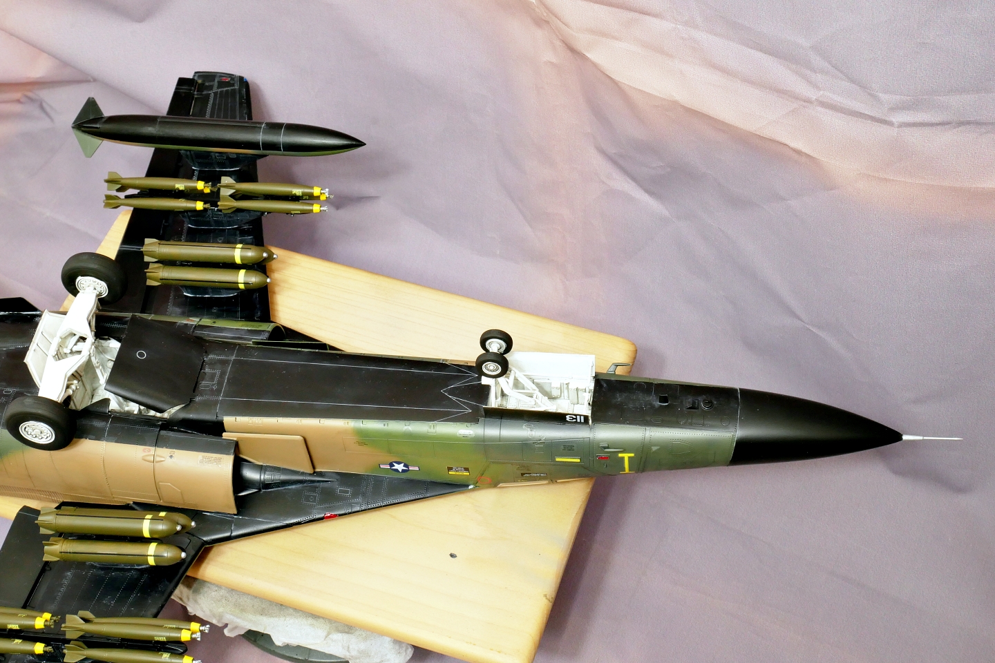 アメリカ空軍戦闘爆撃機 F-111A アードバーグ ホビーボス 1/48 プラモデル製作手順 組立と塗装 製作記 完成写真