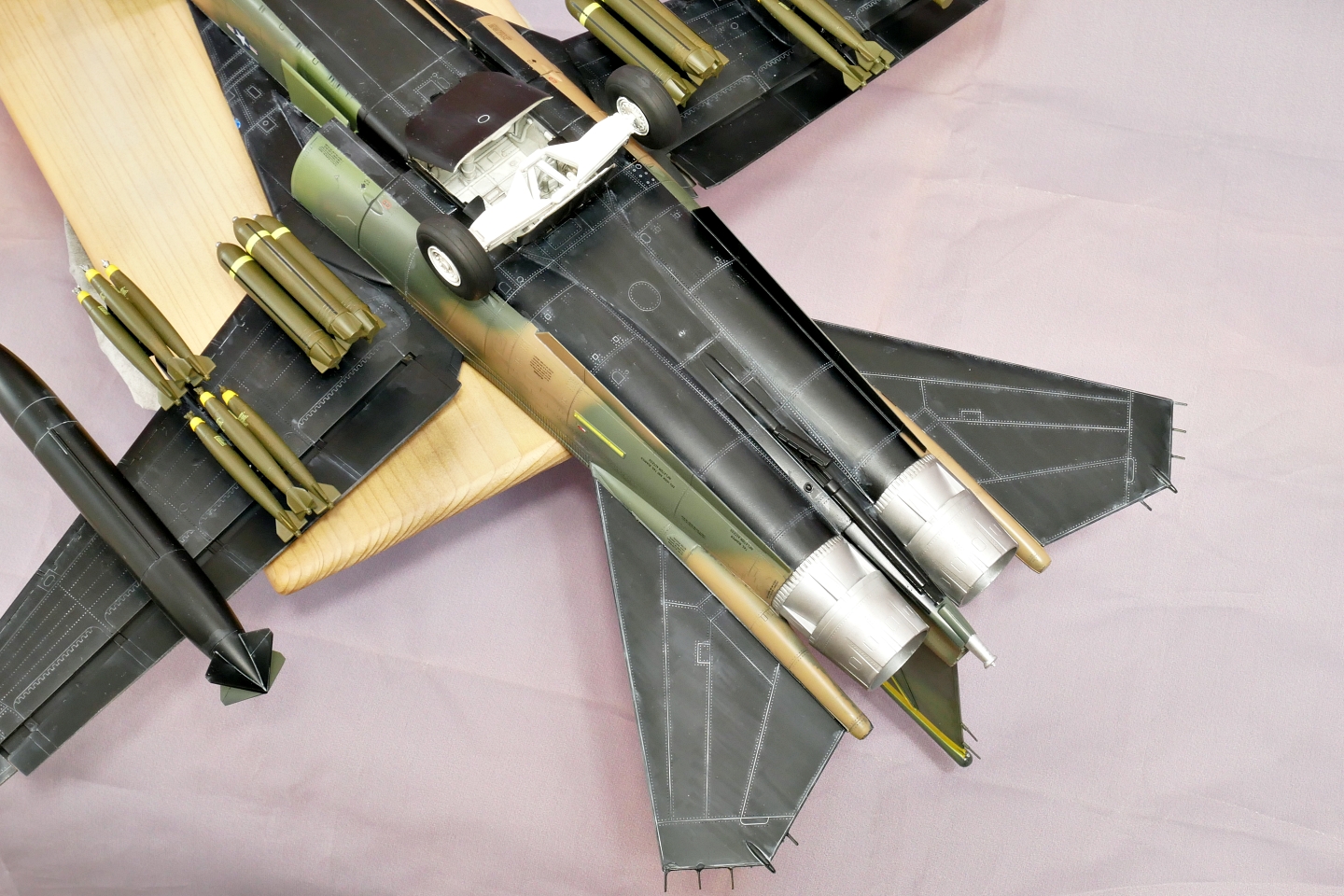 アメリカ空軍戦闘爆撃機 F-111A アードバーグ ホビーボス 1/48 プラモデル製作手順 組立と塗装 製作記 完成写真