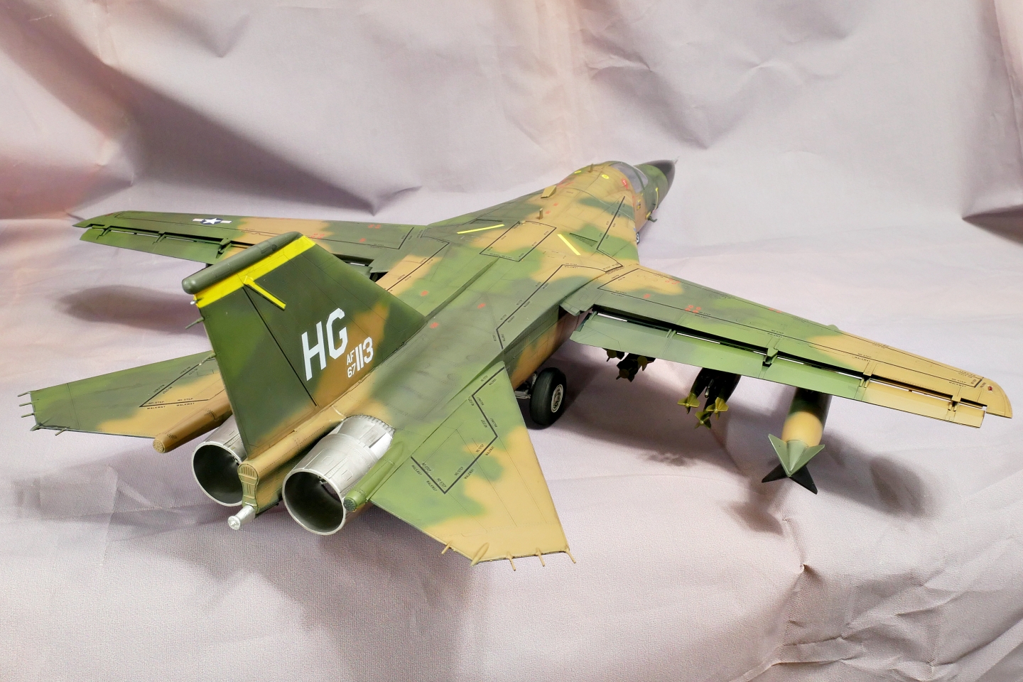 アメリカ空軍戦闘爆撃機 F-111A アードバーグ ホビーボス 1/48 プラモデル製作手順 組立と塗装 製作記 完成写真