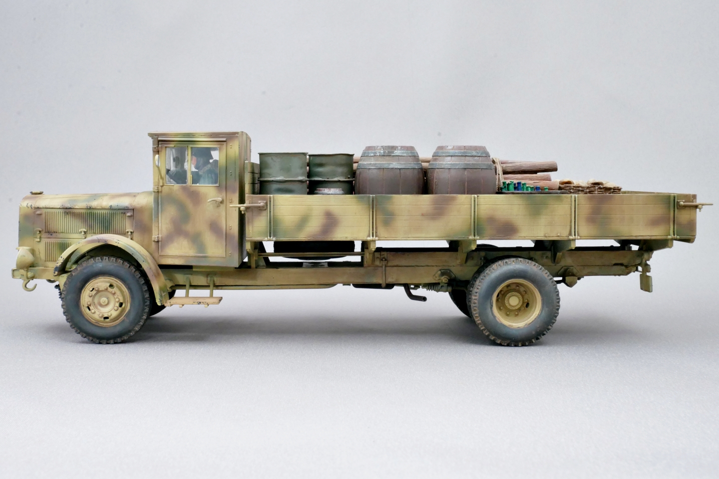 ドイツ軍 ダイムラーベンツ L-4500 軍用トラック ズベズダ 1/35 プラモデル製作手順 組立と塗装 製作記 完成写真