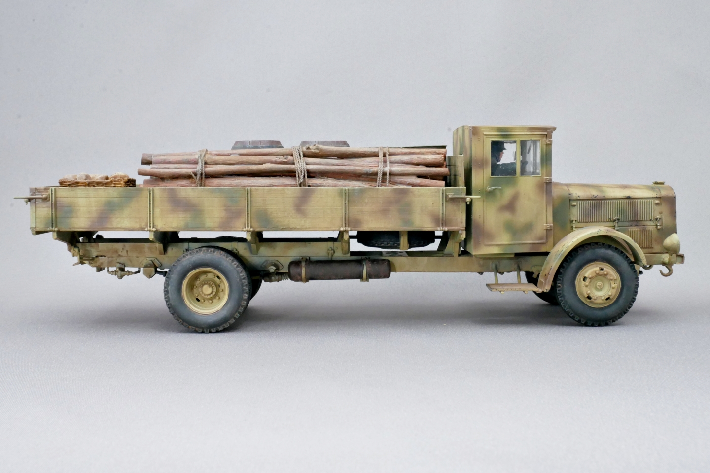 ドイツ軍 ダイムラーベンツ L-4500 軍用トラック ズベズダ 1/35 プラモデル製作手順 組立と塗装 製作記 完成写真