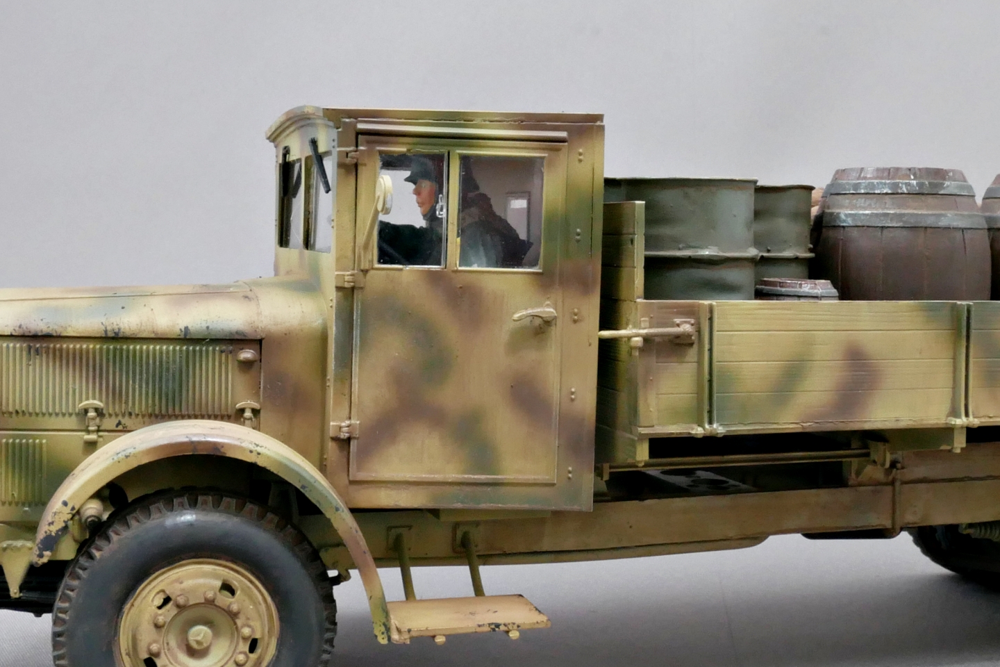 ドイツ軍 ダイムラーベンツ L-4500 軍用トラック ズベズダ 1/35 プラモデル製作手順 組立と塗装 製作記 完成写真
