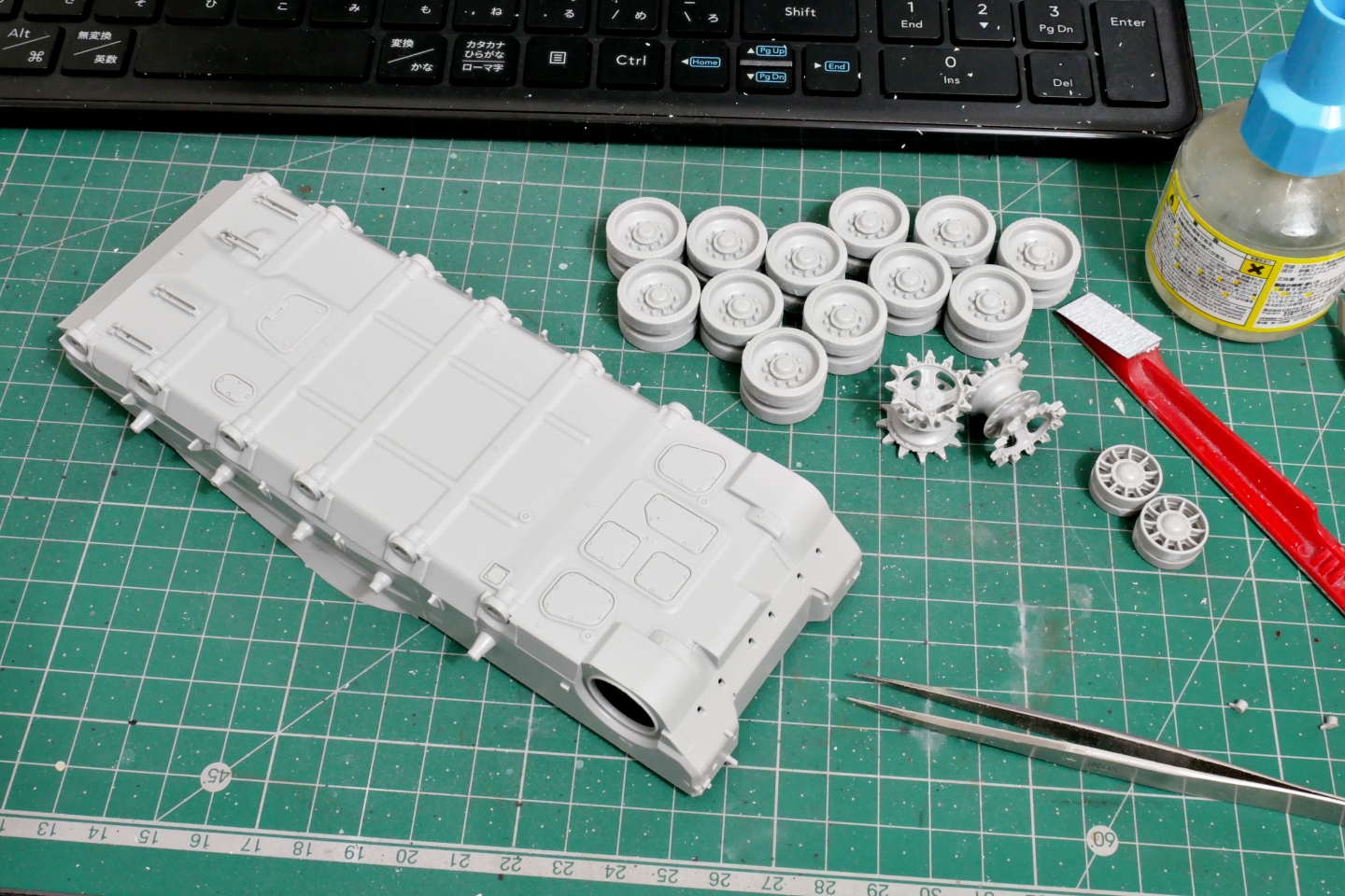 ロシア軍 T-80BV 主力戦車 トランペッター 1/35 プラモデル製作手順 組立と塗装 製作記 完成写真