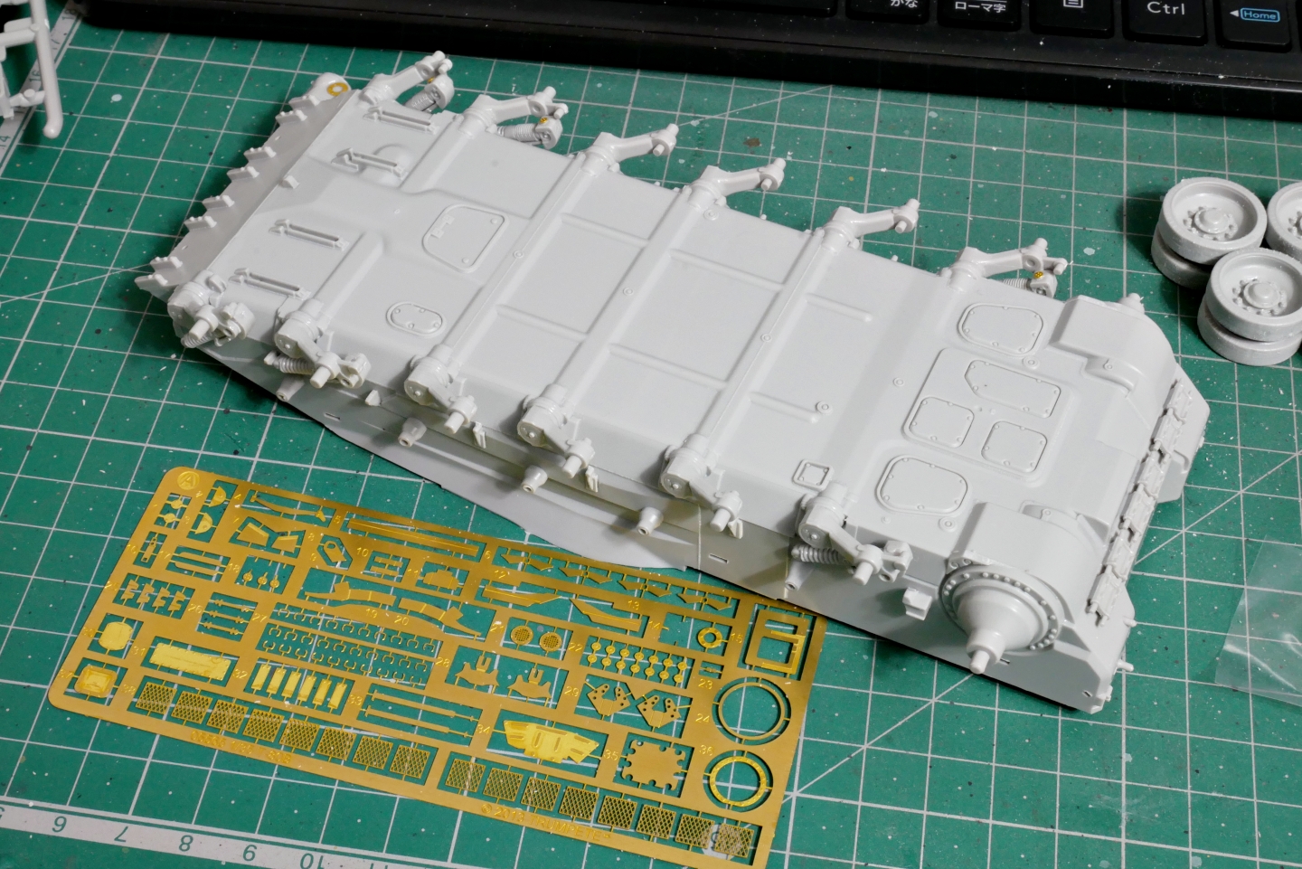 ロシア軍 T-80BV 主力戦車 トランペッター 1/35 プラモデル製作手順 組立と塗装 製作記 完成写真