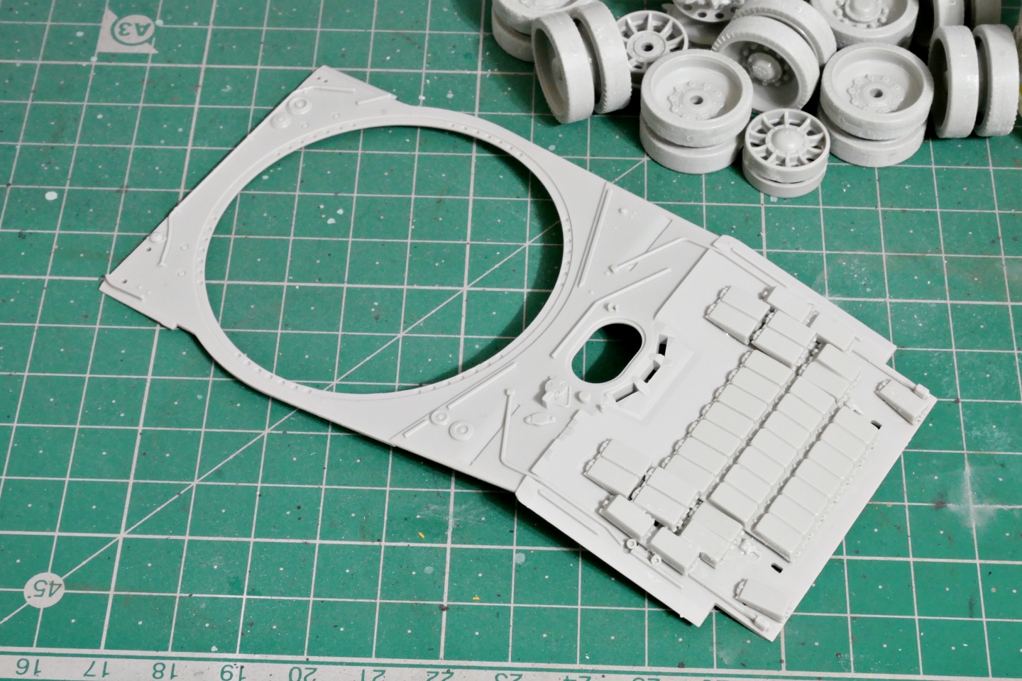 ロシア軍 T-80BV 主力戦車 トランペッター 1/35 プラモデル製作手順 組立と塗装 製作記 完成写真