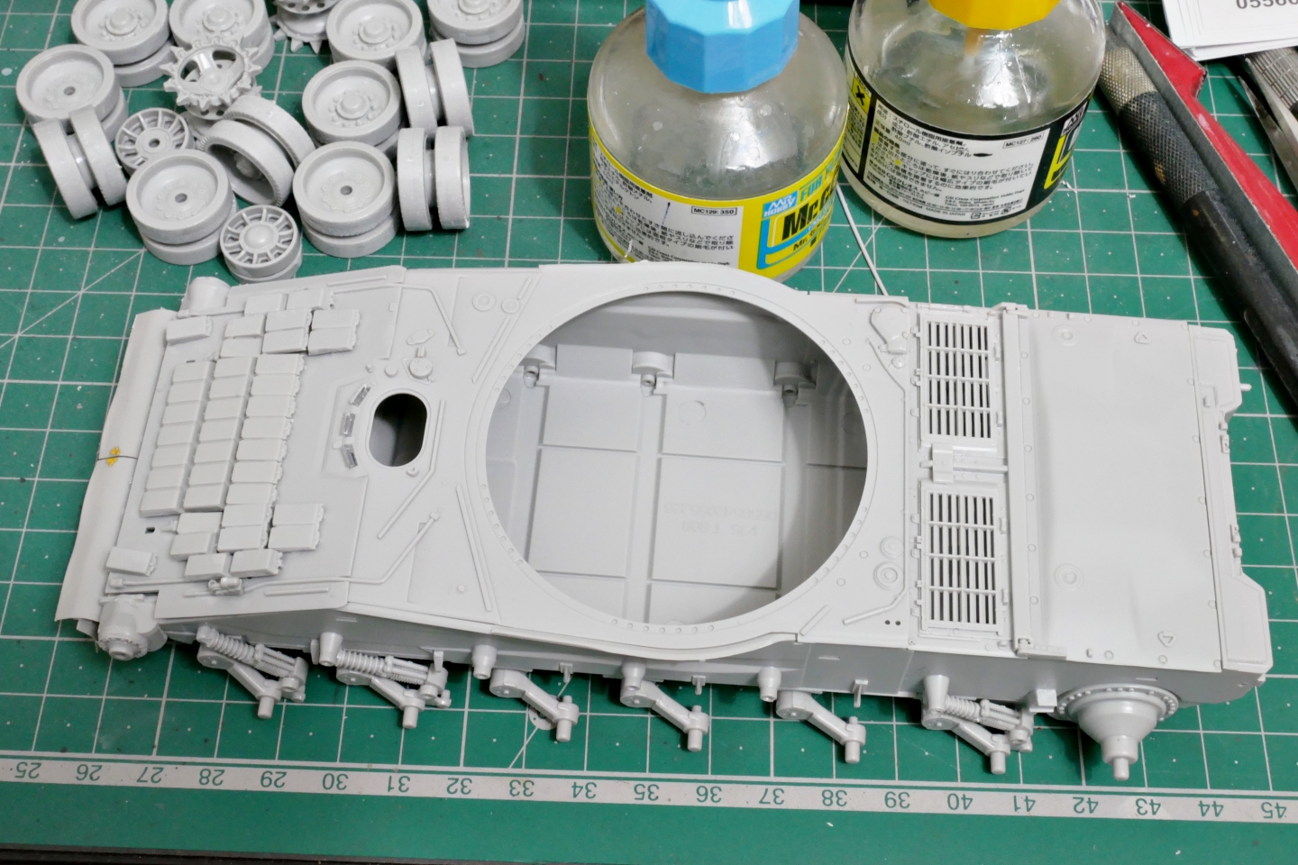 ロシア軍 T-80BV 主力戦車 トランペッター 1/35 プラモデル製作手順 組立と塗装 製作記 完成写真