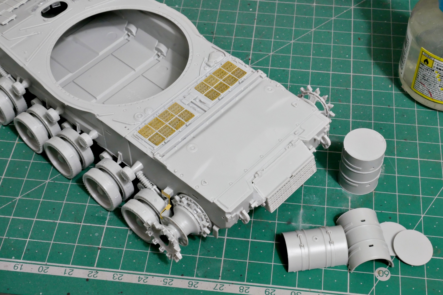 ロシア軍 T-80BV 主力戦車 トランペッター 1/35 プラモデル製作手順 組立と塗装 製作記 完成写真