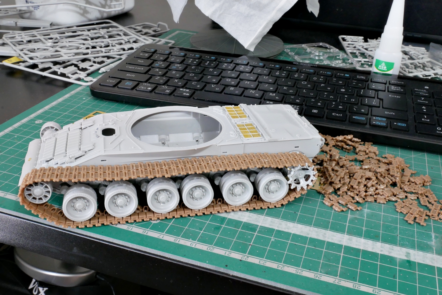 ロシア軍 T-80BV 主力戦車 トランペッター 1/35 プラモデル製作手順 組立と塗装 製作記 完成写真