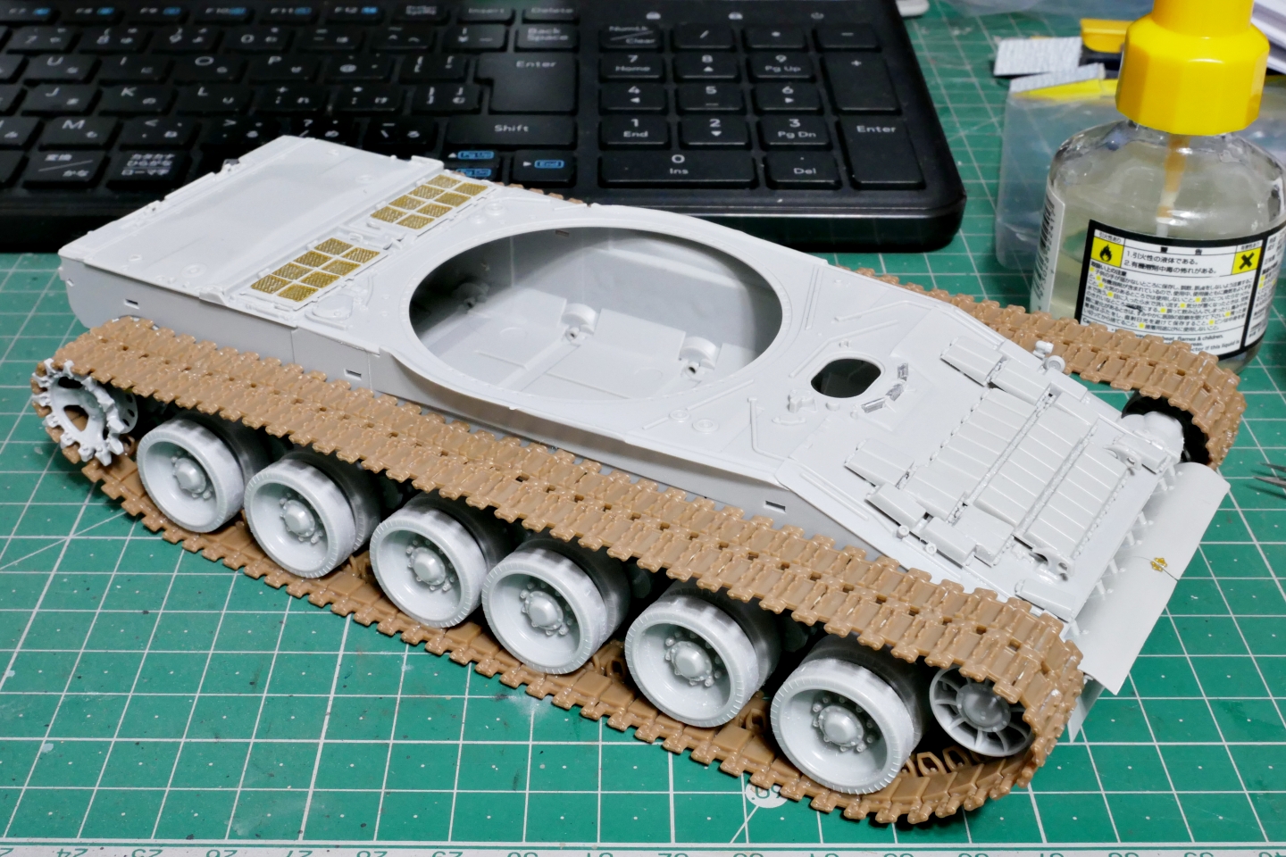 ロシア軍 T-80BV 主力戦車 トランペッター 1/35 プラモデル製作手順 組立と塗装 製作記 完成写真